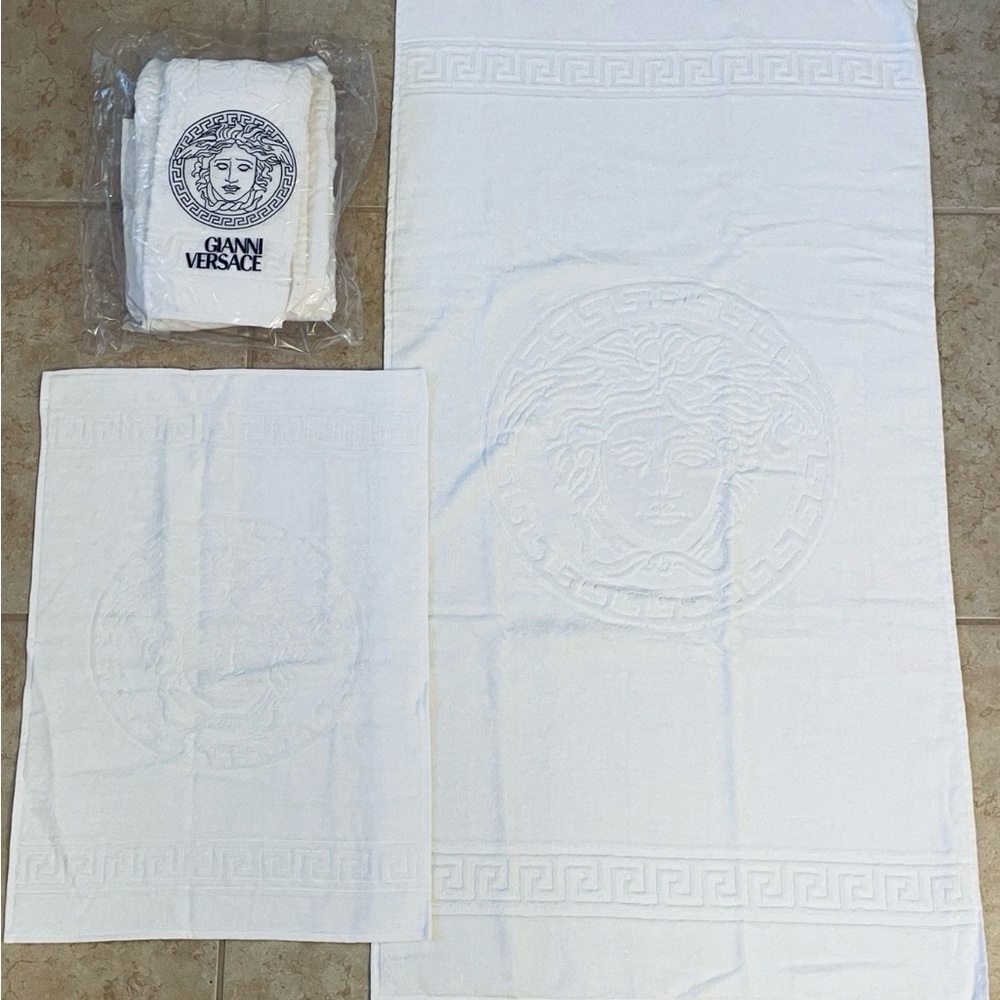 Gianni Versace Towel Set - Picture 2 of 5